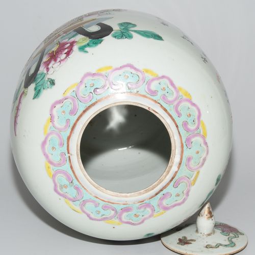 Deckeltopf 有盖锅

中国，20世纪初。 瓷器。卵形的形式。在装饰器皿上的多色描画，有花朵。有铭文。高33厘米。