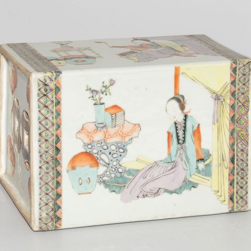 Opiumkissen 鸦片坐垫

中国，约1900年，瓷器。梯形器身，多彩绘有人物场景和蝙蝠。一面是母亲和孩子手捧鲜花。22x15x18厘米。