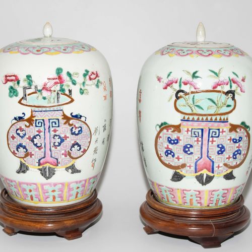 Lot: 2 Deckeltöpfe Lot: 2 lidded pots

China, 20th century Porcelain. Ovoid form&hellip;