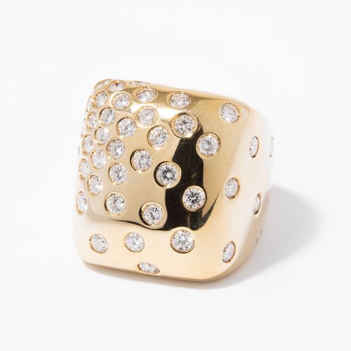 BRILLANT-RING 辉煌的戒指

Bucherer.750黄金。凸面枕形，有61颗磨砂钻石，共约3克拉，G/H-vvs/vs。 尺寸57，25.1克。箱&hellip;