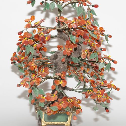 Lot: 3 Zierbäume Lot: 3 ornamental trees

China, 20th century. Flowers and leave&hellip;