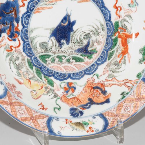 Teller Placa

China, siglo XIX/XX. Porcelana. En el estilo de la porcelana Imari&hellip;