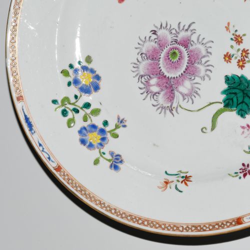 Teller Plaque

Chine, 18e s. Porcelaine. Compagnie des Indes. Décoration florale&hellip;
