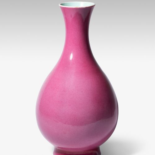Vase 花瓶

中国，19世纪，瓷器。铁红的乾隆六字篆印。阳台形式，颈部呈喇叭状。桃红色的釉面，内部和底部涂有绿松石色。高38厘米。- 裂缝。