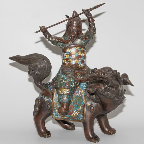 Grosses Räuchergefäss 大香炉

日本，明治时期。青铜器，饰以珐琅彩饰。被吉川标记。寿喜神骑着狮子，在头顶上挥舞着雅丽矛。高45厘米。