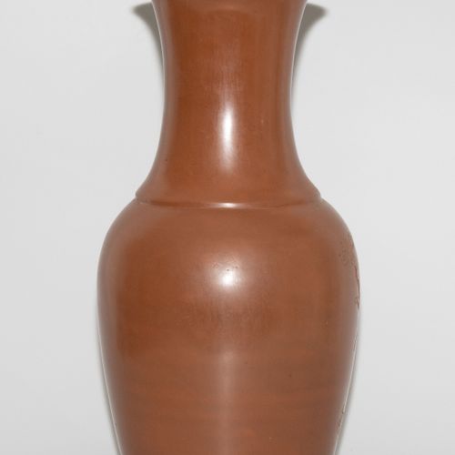 Yixing-Vase Jarrón de Yixing

China. Forma de balaustre. Firmado en kunji en la &hellip;