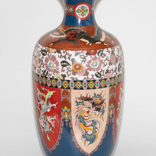 Grosse Vase 大花瓶

日本。搪瓷景泰蓝。盾形储备中的凤凰和龙。门楣上的花卉装饰。高61厘米。- 损坏的。