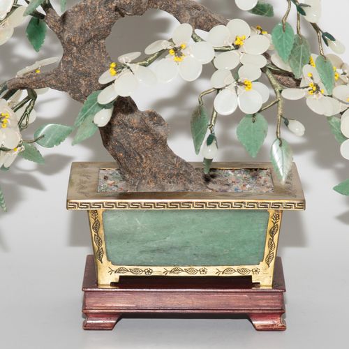 Lot: 3 Zierbäume Lot: 3 ornamental trees

China, 20th century. Flowers and leave&hellip;