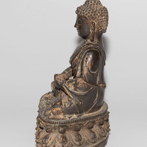 Figur 图

中国，明朝。青铜，有镀金的残留物。坐在莲花座上的阿弥陀佛。高24厘米。