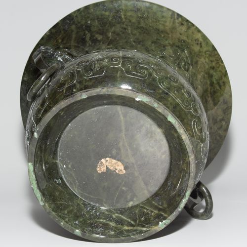 Jade-Ziergefäss Vaso ornamentale in giada

Cina, tarda dinastia Qing. Giada verd&hellip;