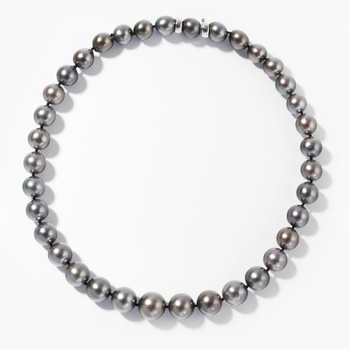 Kulturperlen-Collier Cultured pearl necklace

750 white gold. 36 Tahitian pearls&hellip;