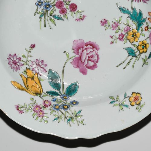 1 Paar Teller 1对盘子

中国，约1800年。 瓷器。印度公司。法米勒玫瑰花纹装饰。D 23厘米。- 发际线裂缝。损坏的。