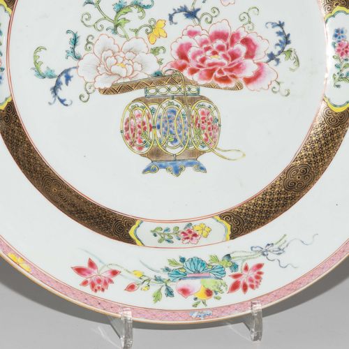 Platte Plate

China, 19th c. Porcelain. Floral décor in the colours of the rose &hellip;