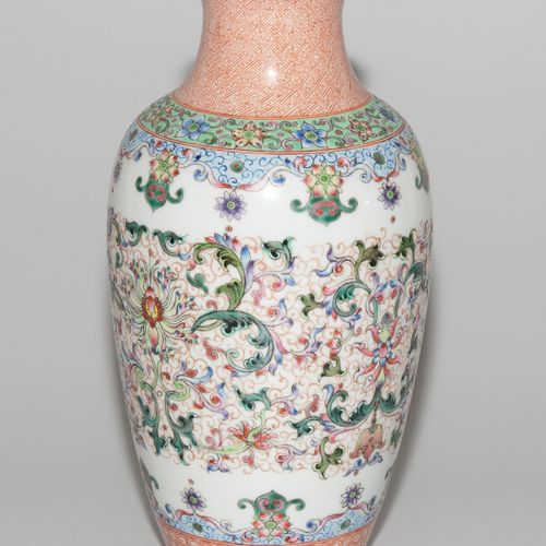 Vase Jarrón

China, siglo XX. Porcelana. Marca Qianlong de color rojo hierro. Fo&hellip;