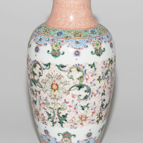 Vase Vase

China, 20.Jh. Porzellan. Eisenrote Qianlong-Marke. Balusterform. Poly&hellip;