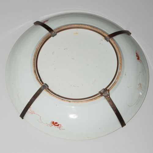 1 Paar Platten 1 paire d'assiettes

Chine, c. 1900. Porcelaine. Décoration flora&hellip;