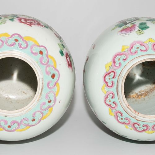 Lot: 2 Deckeltöpfe 拍品：2个有盖盆子

中国，20世纪，瓷器。卵形的形式。多色的表现形式，在装饰器皿上有花朵。有铭文。高33厘米。有木质底座&hellip;