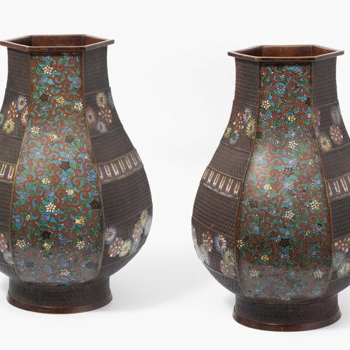 1 Paar Vasen 1 pair of vases

Japan, 19th century. Bronze. Signed Matsunaga. Hex&hellip;