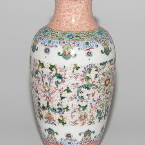 Vase 花瓶

中国，20世纪，瓷器。铁锈色的乾隆款。栏杆形式。多彩的莲花装饰。高23厘米。