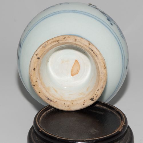 Kleine Vase Petit vase

La Chine. Porcelaine. Dans le style de la dynastie Ming.&hellip;