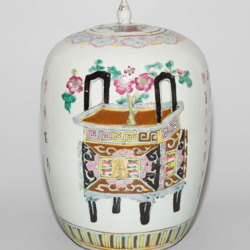 Deckeltopf Lidded pot

China, early 20th century. Porcelain. Ovoid shape. Polych&hellip;