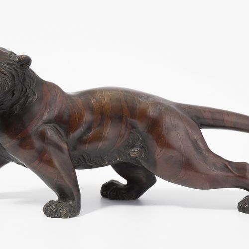 TIERFIGUR Tierfigur

Japan, 20.Jh. Bronze, dunkel brüniert. Darstellung eines br&hellip;