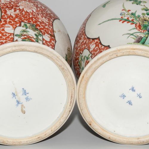 1 Paar Deckelvasen 1对有盖花瓶

中国，19世纪，瓷器。釉下蓝康熙款。在Famille verte的颜色中，花鸟装饰在叶子装饰前面的储备。高&hellip;