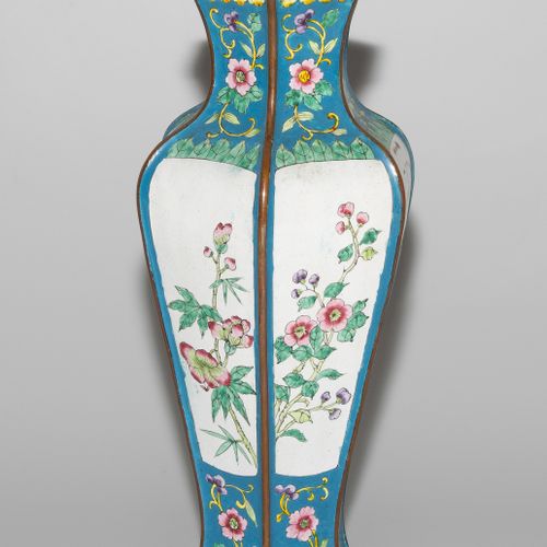 Vase Vase

China, 19th c. Canton enamel. Six-edged form. Polychrome floral décor&hellip;