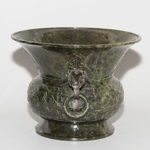 Jade-Ziergefäss Vase décoratif en jade

Chine, fin de la dynastie Qing. Epinard &hellip;