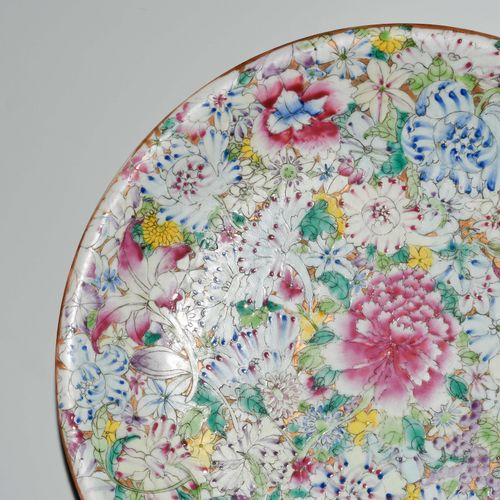 Platte 碟子

中国，20世纪的瓷器。在Famille rose的Millefiori装饰。有划掉的康熙款。高5，长33厘米。