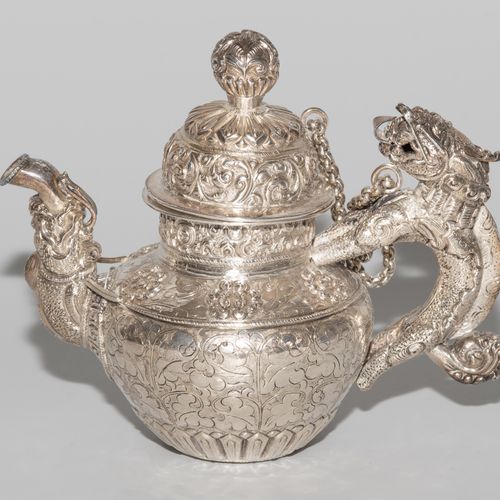 Kanne Jug

Tibet. Silver. Body and lid with floral patterns, lid with spherical &hellip;
