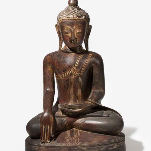 Grosser Buddha 大佛

缅甸，19世纪。 木质，深色漆面，有镀金的痕迹。可移除的火焰。高128厘米。