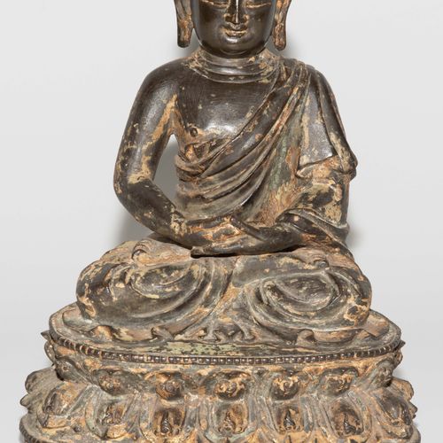 Figur 图

中国，明朝。青铜，有镀金的残留物。坐在莲花座上的阿弥陀佛。高24厘米。
