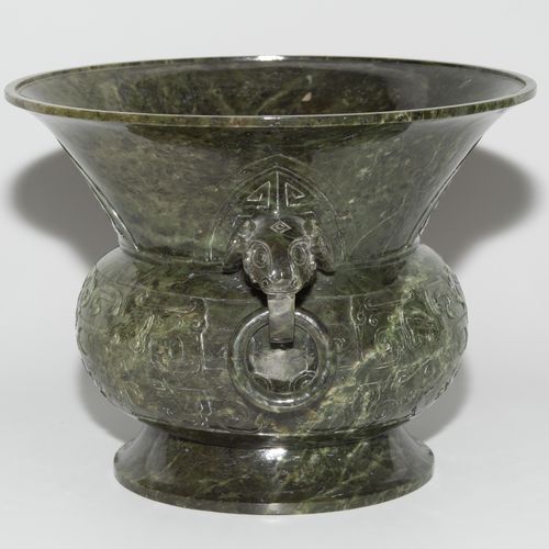Jade-Ziergefäss Jade-Ziergefäss

China, späte Qing-Dynastie. Spinatgrüne Jade. A&hellip;