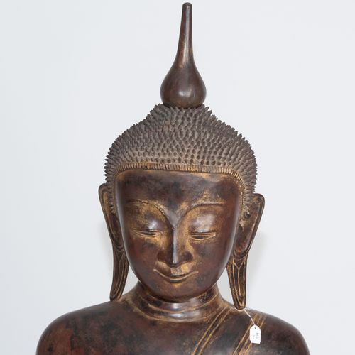 Grosser Buddha Grande Buddha

Birmania, XIX secolo. Legno, laccato scuro con res&hellip;