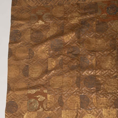 Textilie Textile

Japan, 19th century. Woven silk, partly with kinran gold threa&hellip;