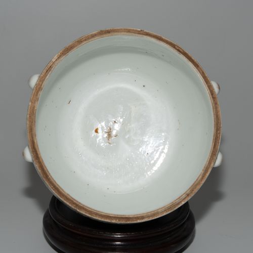 Deckeltopf Olla con tapa

China, c. 1900, porcelana. Vaso en forma de tambor con&hellip;