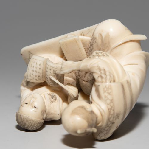 Kleine Okimono Small Okimono

Japan, c. 1900, ivory. Signed Kyôzan. Depiction of&hellip;