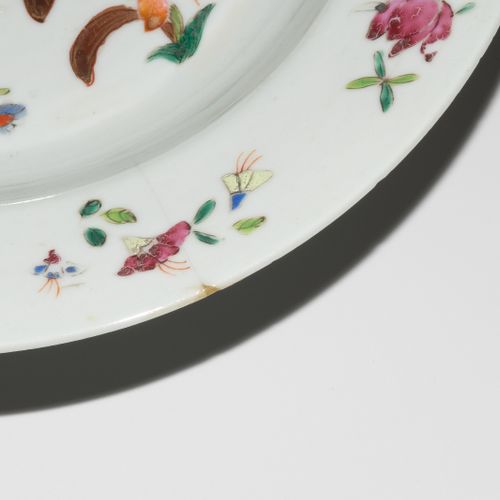 Lot: 2 Teller 拍品：2个盘子

中国，18世纪。 印度公司。瓷器。法米勒玫瑰花纹装饰。D 23厘米。- 1个板块磨损，有毛细裂纹。