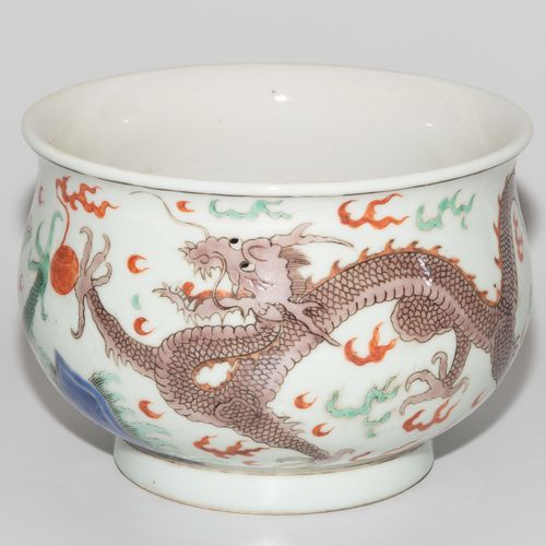 Topf 锅

中国，20世纪 瓷器。肚皮上有一个立环，嘴部向外弯曲。多色装饰，边缘有两条龙。高14，深18厘米。