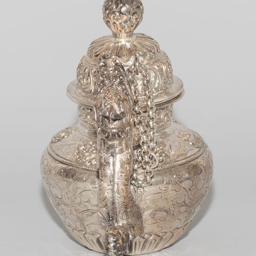 Kanne Olla

Tíbet. De plata. Cuerpo y tapa de la vasija con motivos florales, ta&hellip;