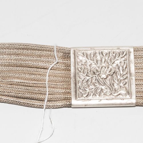 Gürtel Cintura

Cina. Argento. Un segno distintivo, Yonglong. Cintura composta d&hellip;