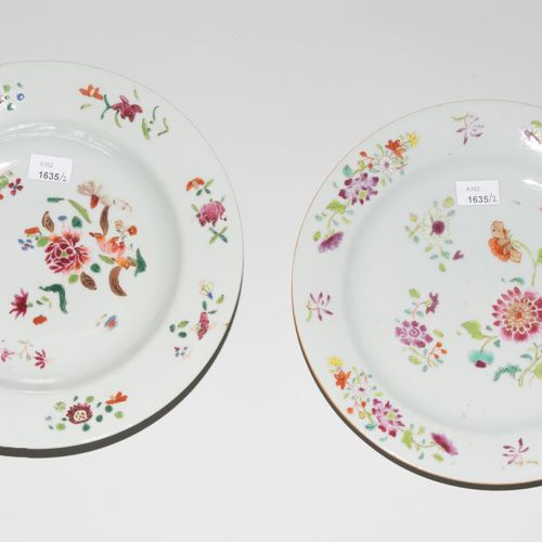 Lot: 2 Teller 拍品：2个盘子

中国，18世纪。 印度公司。瓷器。法米勒玫瑰花纹装饰。D 23厘米。- 1个板块磨损，有毛细裂纹。