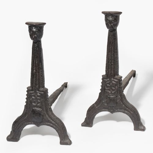 1 Paar Kaminböcke 1 paire de tréteaux de cheminée

France, de style gothique. En&hellip;