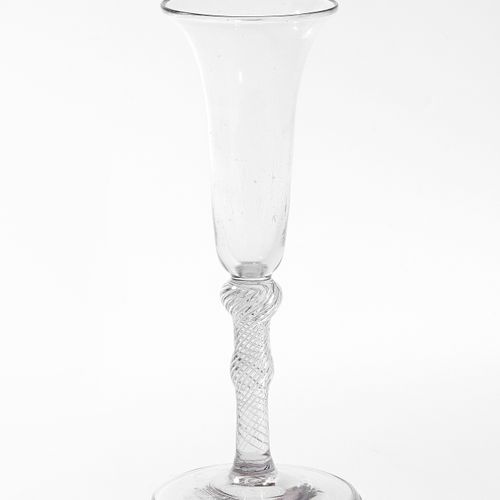 England, Kelchglas 英国，高脚杯

18/19世纪，无色玻璃，有破损。轴上有螺旋形的空心螺纹。高20厘米。

- 支架环的磨损很小。