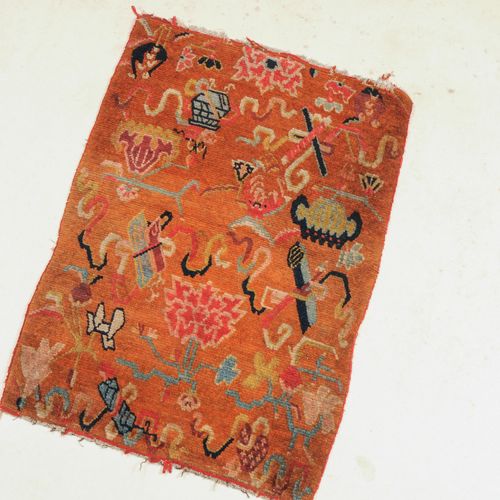 Khaden Khaden 
Tibet, vers 1910, tapis de temple. Sur un fond rouge orangé sont &hellip;