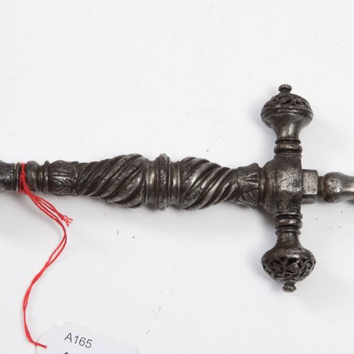 Stilett 尖端科技

意大利北部，布雷西亚，17世纪 精心制作的十字剑柄，有一个精细的镂空花蕾鞍座，一个未打开的铆钉把手，剑鞘的两端也是连在一起设计的。圆&hellip;