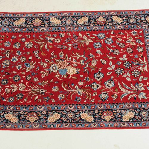 Isfahan 伊斯法罕

Z-Persia，约1980年。 丝绸项链，绒毛材料为软木羊毛和丝绸。在底部中央有签名。红色的地面上到处都是精心绘制的花卉图案，图案&hellip;