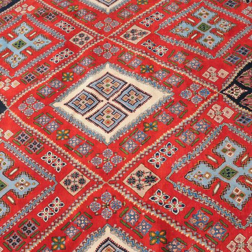 Ardakan Ardakan

Z-Persia，约1960年，强烈的几何设计。丝绸边框将整个红色中心区域划分为对角线排列的菱形，这些菱形在内部装饰有浅蓝色的&hellip;