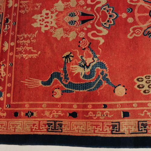 Pao-Tao 宝涛

南蒙古，约1940年，寺庙地毯。罕见的粉红色地面上象征性地装饰着两条五爪金龙、火红的珍珠、凤凰、鹿、莲花和车轮。蓝白相间的 "卍 "字边&hellip;